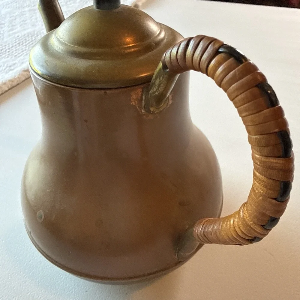 Vintage Copper and Brass Tea Pot with Lid and Wrapped Handle Decor (read)